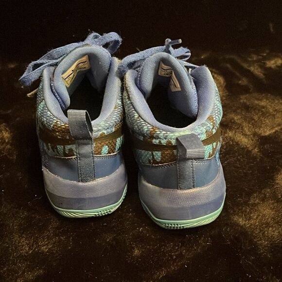 Nike Team Hustle Zoom Freak Basketball Shoes - Picture 3 of 9